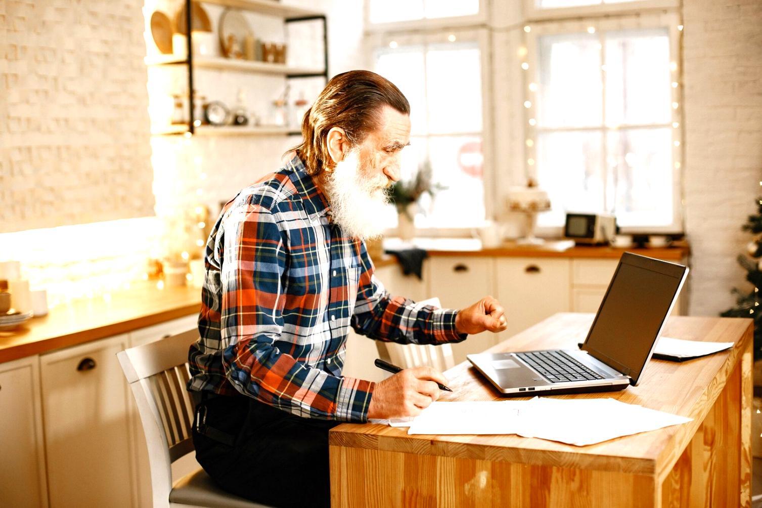 Analyse financière et planification stratégique sur bureau moderne
